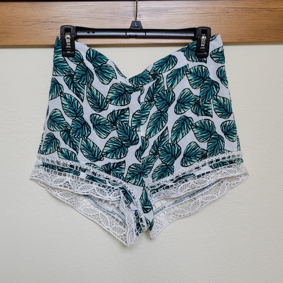 Tropical Short Summer Shorts - Large - Picture 4 of 4